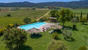 An aerial view of a property with a swimming pool, lounge chairs, and a covered outdoor area. - Agriturismo Torribasse (Magliano in Toscana)