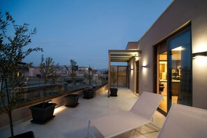 Porch - Athens Platinum Rooms and Suites (Athens)