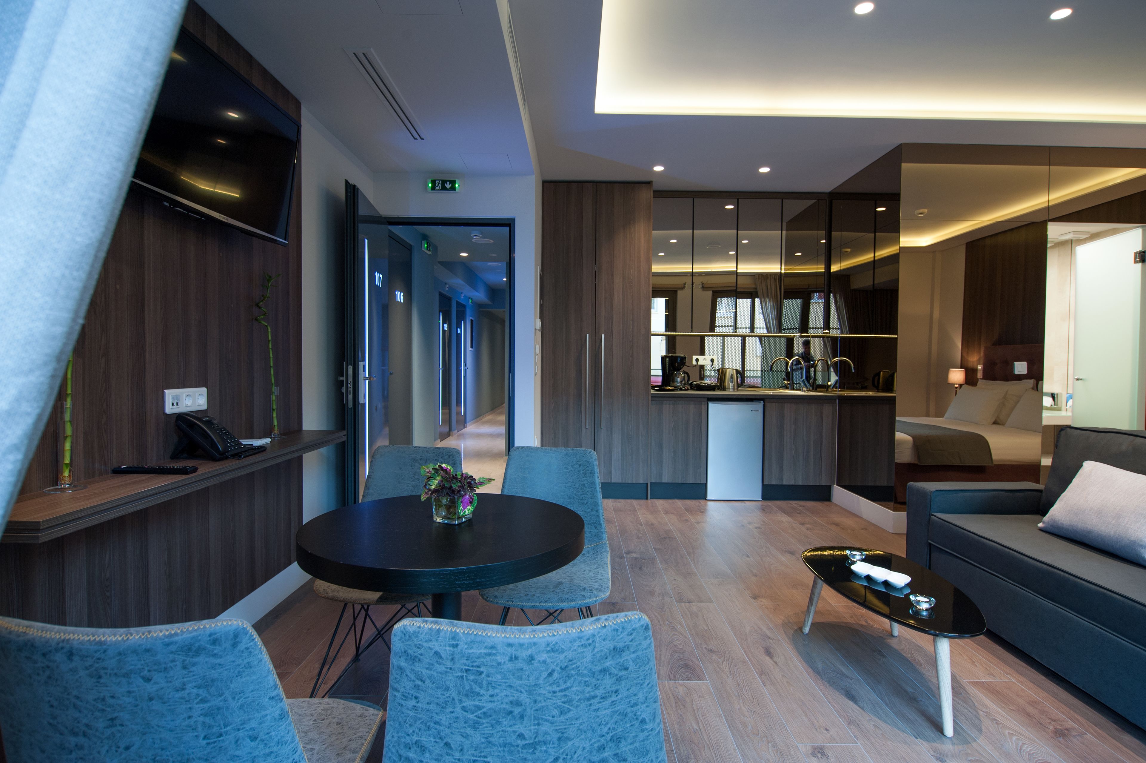 luxury suite | hypo-allergenic bedding, minibar, in-room safe, laptop workspace