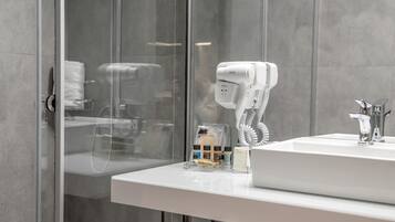 Chuveiro, chuveiro com efeito de chuva, secador de cabelo, bidê