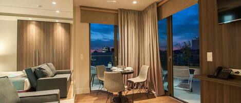 行政开间套房 | 客厅 | 35-英寸液晶电视 (配备有线频道)、电视