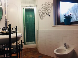 House, 2 Bedrooms, Garden View (First Floor) | Bathroom