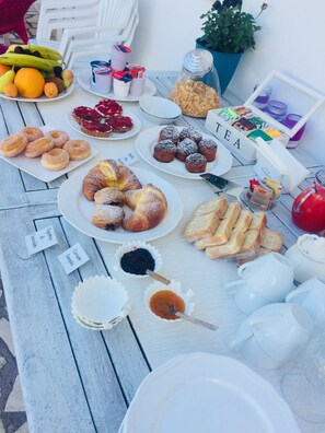 Free daily buffet breakfast