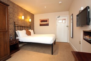 Desk, iron/ironing board, free WiFi, bed sheets - White Hart, Andover by Marston's Inns (Andover)