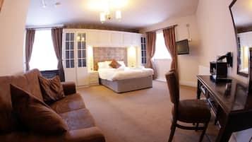 Family Room | Desk, iron/ironing board, free WiFi, bed sheets