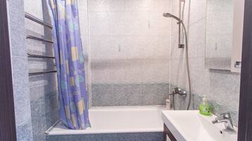 Apartment, 1 Schlafzimmer | Badezimmer | Badewanne, kostenlose Toilettenartikel, Haartrockner