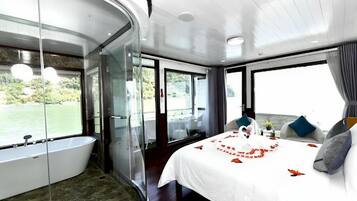 Quarto casal (Suite-FREE 2-way Transfer Service) | Edredons de pluma, frigobar, cofres nos quartos, escrivaninha