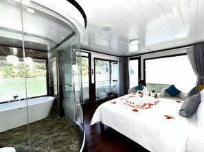 Suite Double Room (FREE Two-way Transfer Service) | Down duvets, minibar, in-room safe, desk - Halong Sapphire Cruise (Ha Long)