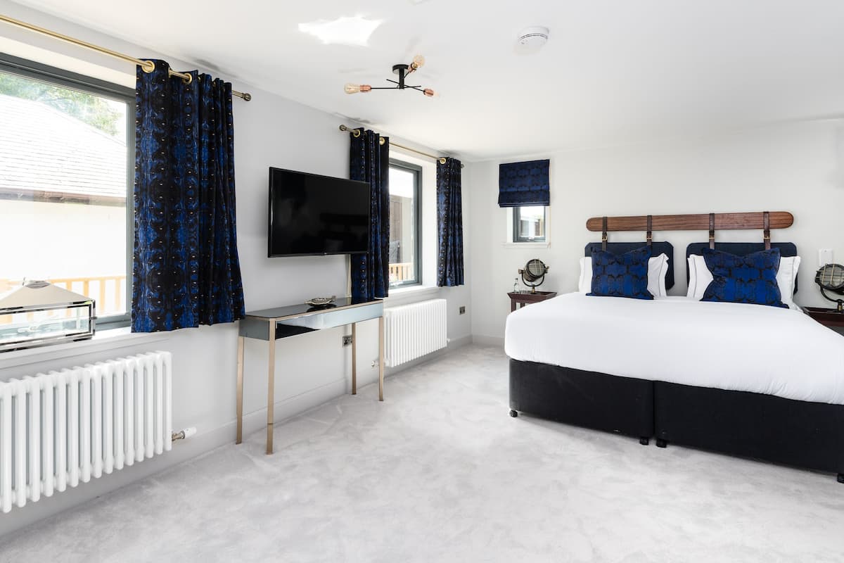 family room, 1 bedroom | 1 bedroom, hypo-allergenic bedding, individually furnished