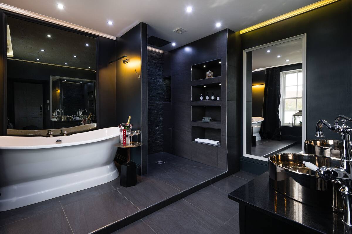 luxury suite, 1 bedroom (estate suite) | bathroom | free toiletries, hair dryer, towels, soap