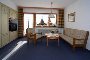 Studio | Living area | Flat-screen TV