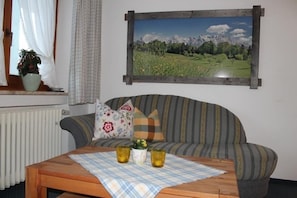 Studio | Living area | Flat-screen TV - Ferienapartmenthaus Hubertushof (Mittenwald)