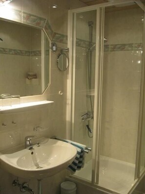 Studio | Bathroom | Shower, free toiletries, hair dryer, towels - Ferienapartmenthaus Hubertushof (Mittenwald)