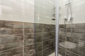 Departamento, 2 habitaciones | Baño | Regadera, secadora de cabello, toallas, jabón