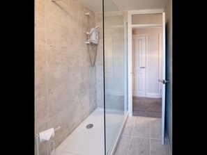 Bathroom - 2-bedroom Apartment Woodgrange Court (Hoddesdon)