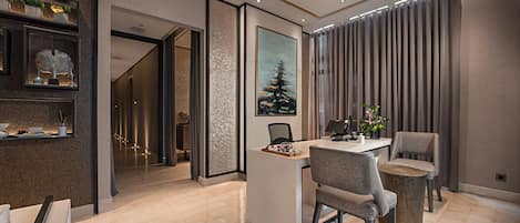 Un intérieur moderne avec un bureau, des chaises et un mur décoratif.