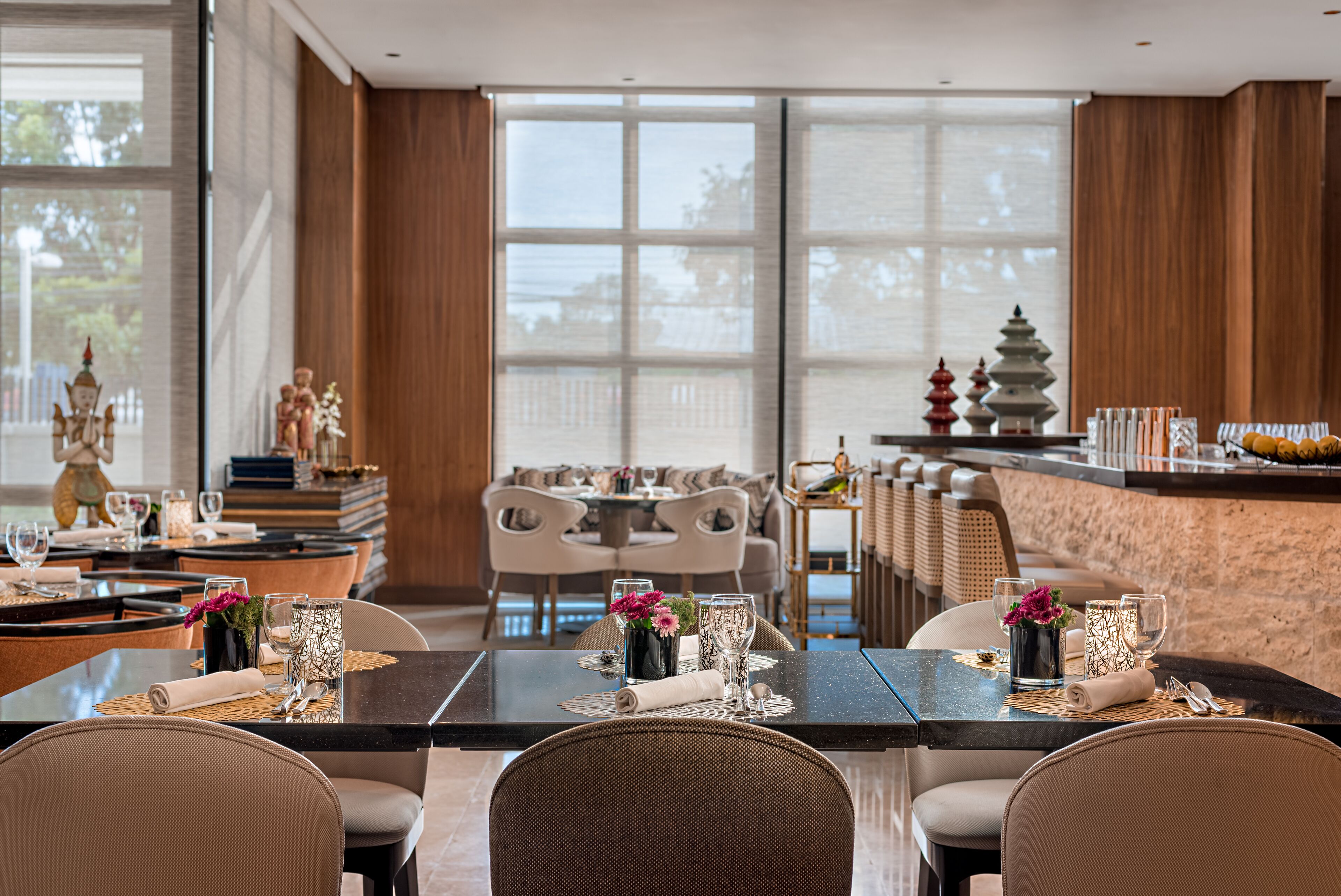 2 restaurants, breakfast, lunch, dinner served; thai cuisine