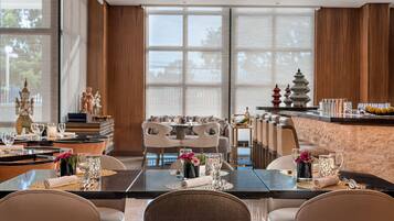 2 restaurants; breakfast, lunch, dinner, and brunch served