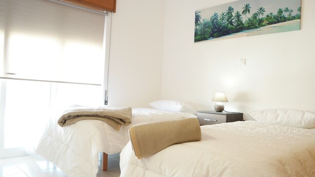 Double or Twin Room, Shared Bathroom | WiFi (free) - Louise Guest House (Lagos)