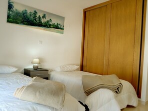 Double or Twin Room, Shared Bathroom | Free WiFi - Louise Guest House (Lagos)