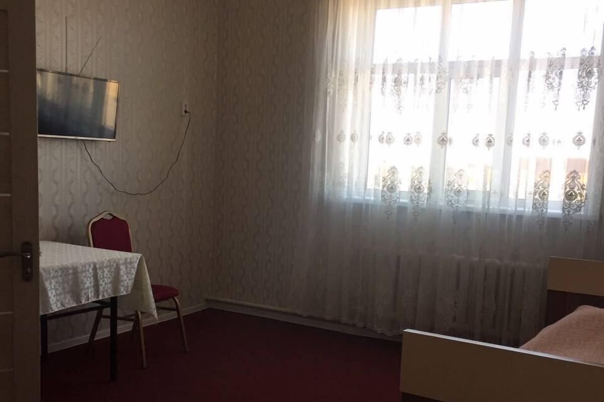 Eenvoudige tweepersoonskamer | Een bureau, geluiddichte muren