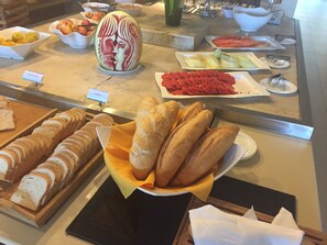 Daily buffet breakfast (BRL 40.00 per person)