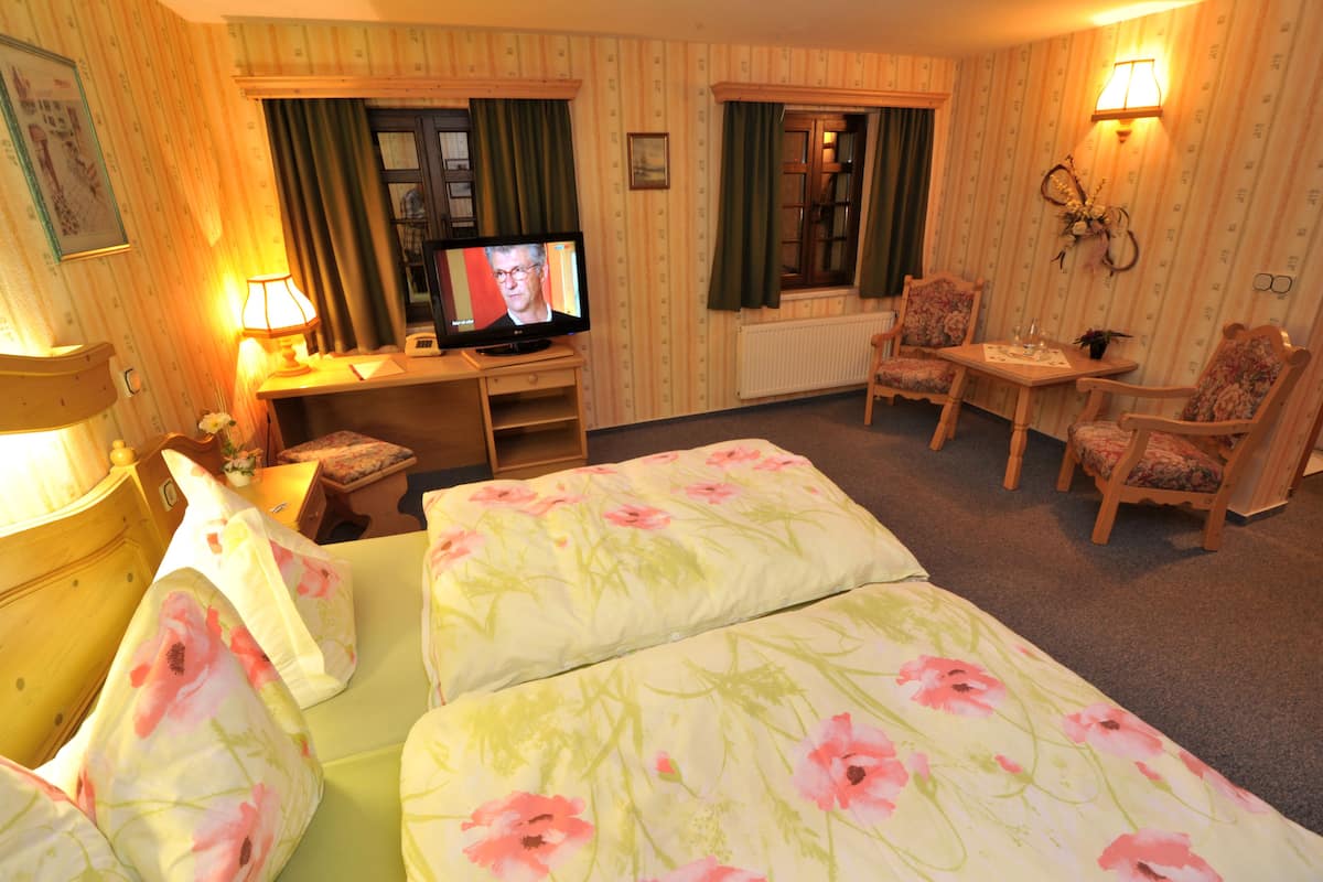 Double Room | Meja, katil lipat simpan/tambahan, Wi-fi percuma, cadar katil