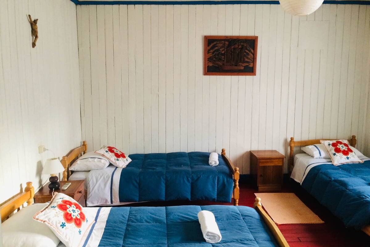 Basic Triple Room, 3 Twin Beds, Non Smoking | Desk, free WiFi, bed sheets