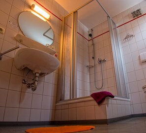 Habitación doble | Baño | Ducha, artículos de higiene personal gratuitos y secador de pelo