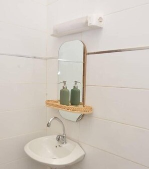 Shower, rainfall showerhead, free toiletries, towels - Maison de vacances Cité douane Dakar (Guediawaye)