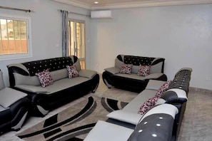 32-inch flat-screen TV with satellite channels, TV - Maison de vacances Cité douane Dakar (Guediawaye)