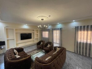 32-inch flat-screen TV with satellite channels, TV - Maison de vacances Cité douane Dakar (Guediawaye)