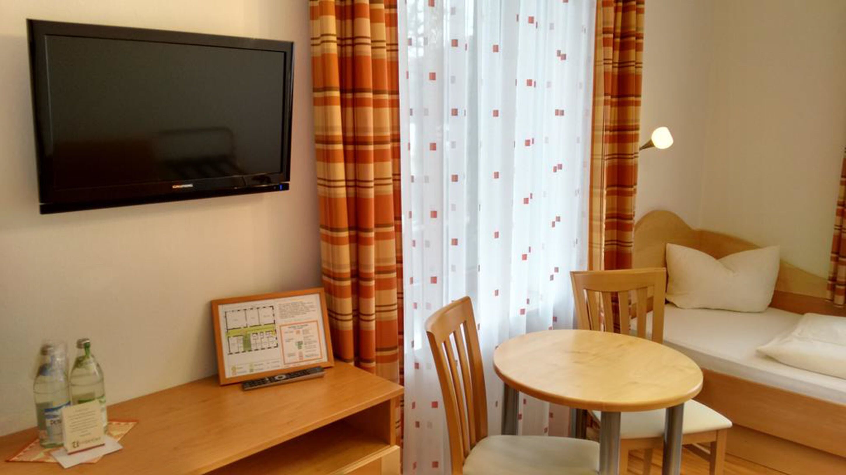 single room | in-room dining