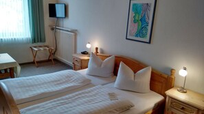 Triple Room | Peti besi dalam bilik, katil bayi/kot (percuma) 