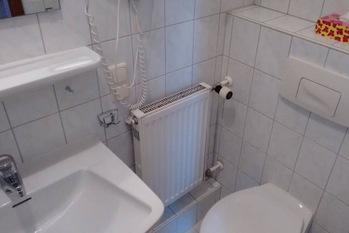 single room | bathroom | shower, free toiletries, hair dryer, towels