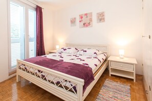 3 bedrooms, desk, soundproofing, iron/ironing board