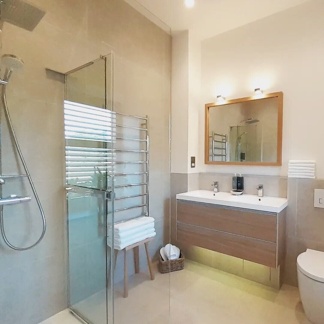 Rainfall showerhead, towels