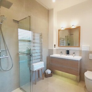 Rainfall showerhead, towels - Lancaster Barn B&B (Lancaster)