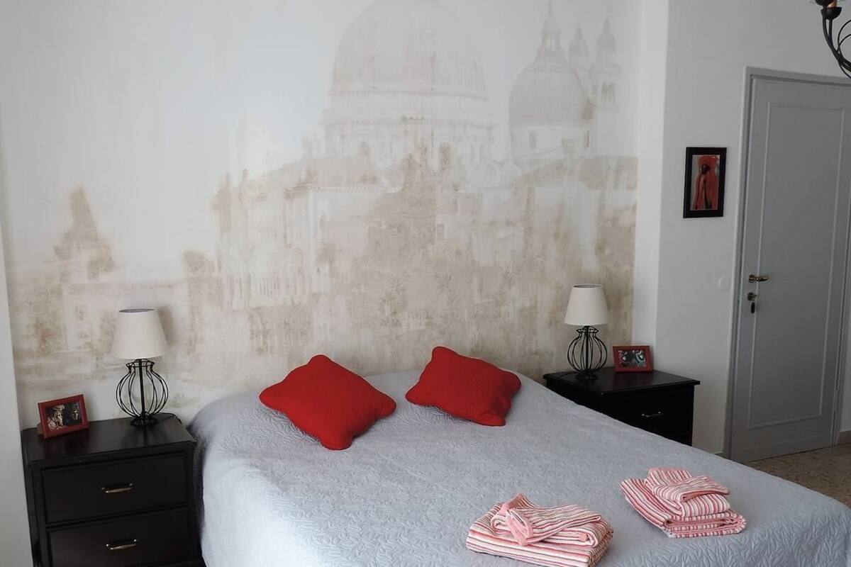 Verduisterende gordijnen, geluiddichte muren