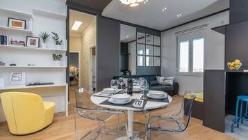 Departamento superior | Área de sala de estar | Televisión de pantalla plana de 42 pulgadas con canales por cable