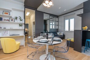 Departamento superior | Área de sala de estar | Televisión de pantalla plana de 42 pulgadas con canales por cable