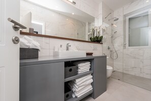 Superior Apartment, 2 Bedrooms | Bathroom | Shower, free toiletries, hair dryer, bathrobes