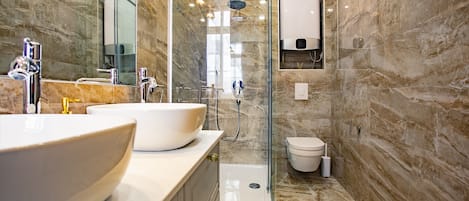 City Double Room, 1 King Bed (2) | Bathroom sink