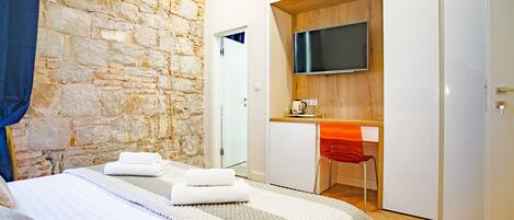 City Double Room, 1 King Bed (2) | Private kitchen