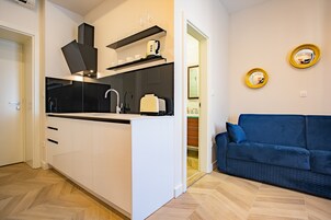 City-Apartment, 1 Queen-Bett | Eigene Küche | Wasserkocher mit Kaffee-/Teezubehör, Kühlschrank