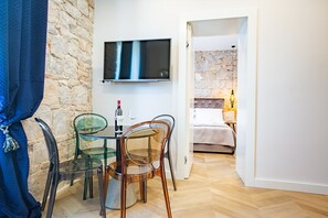 City-Apartment, 1 Queen-Bett | Fernseher