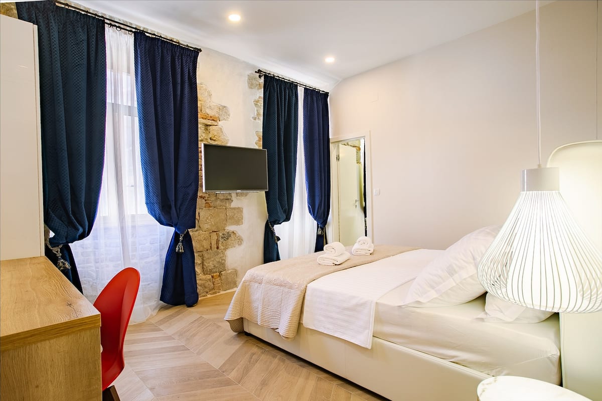 City Double Room, 1 King Bed (1)