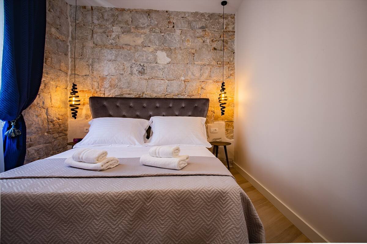 City Apartment, 1 Queen Bed