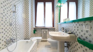 Apartamento, 1 quarto | Banheiro | Chuveiro/banheira combinados, produtos de toalete grátis