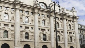 Um edifício grande e clássico, com várias janelas em arco e colunas.